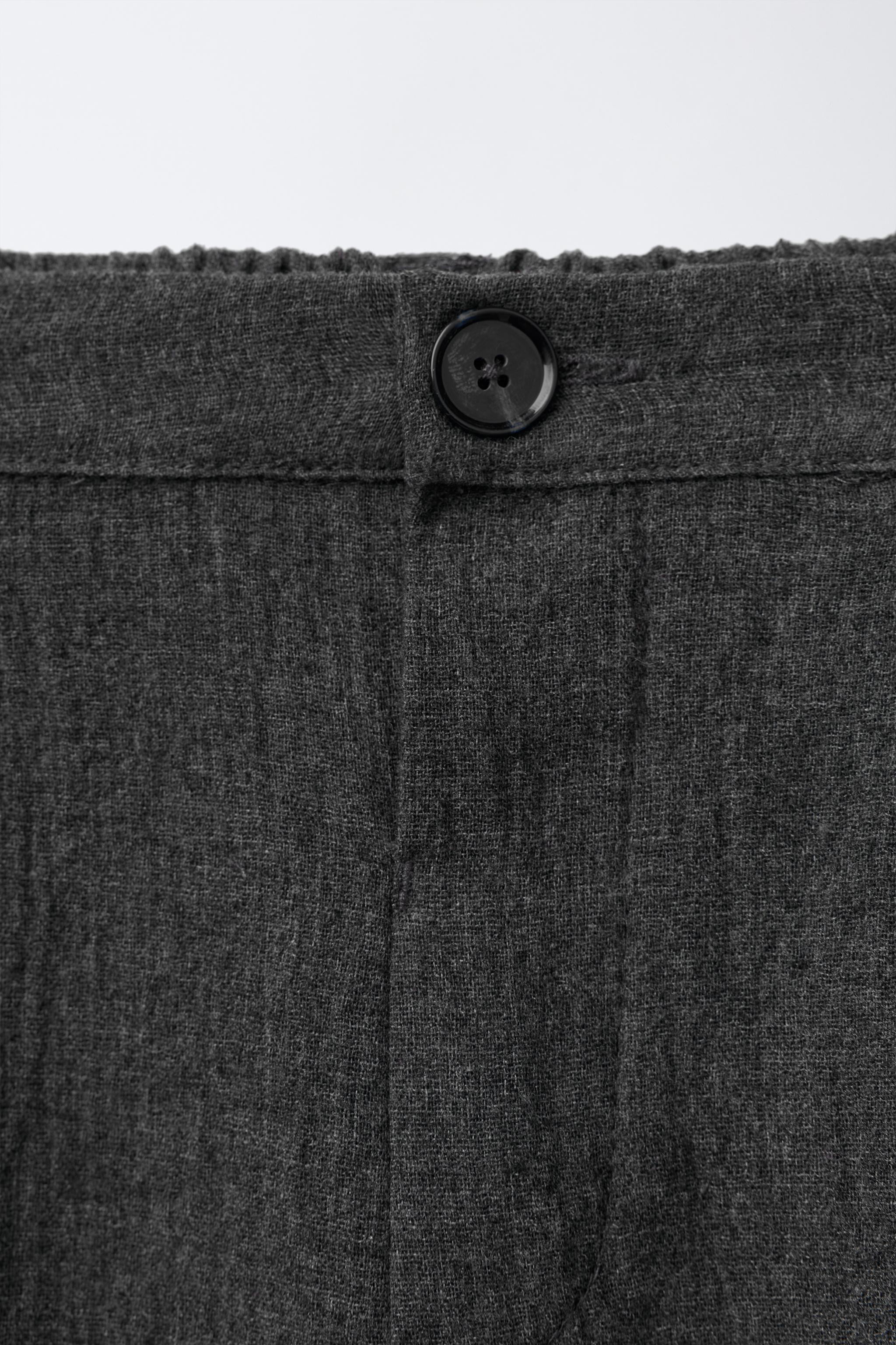 TEXTURED PLEATED PANTS